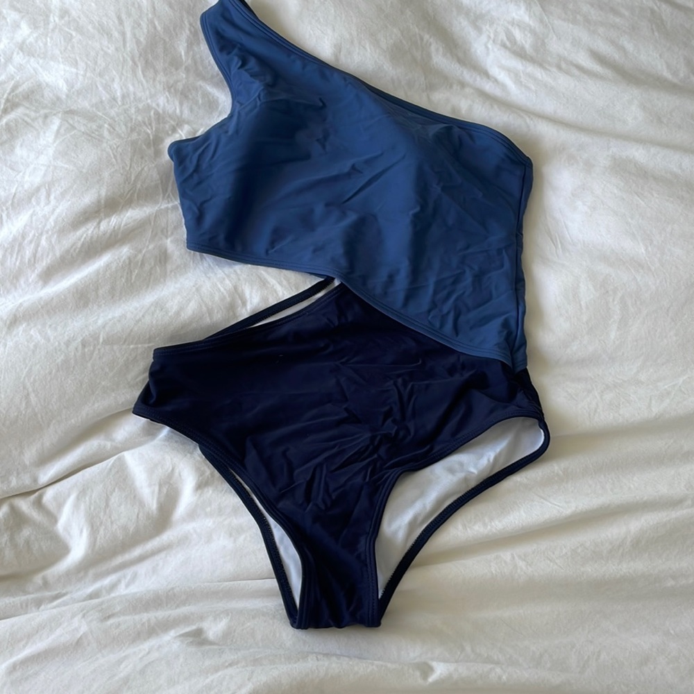 One piece with slit